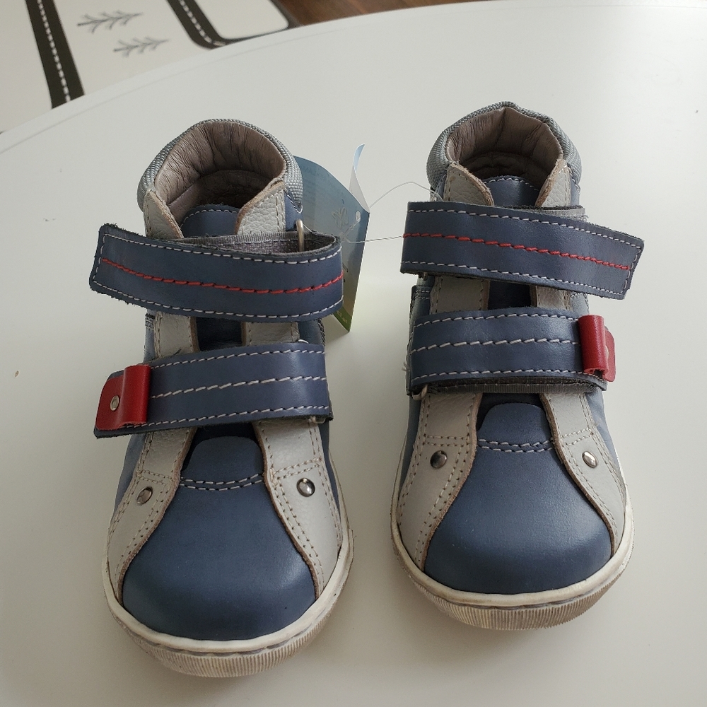NWB European Toddler sneakers size 7 (24)